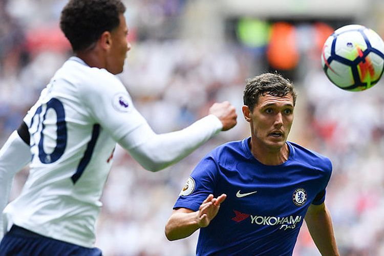 Bek Chelsea, Andreas Christensen (kanan), berebut bola dengan gelandang Tottenham Hotspur, Dele Alli, dalam laga lanjutan Liga Inggris 2017-2018 di Stadion Wembley, London, pada 20 Agustus 2017.
