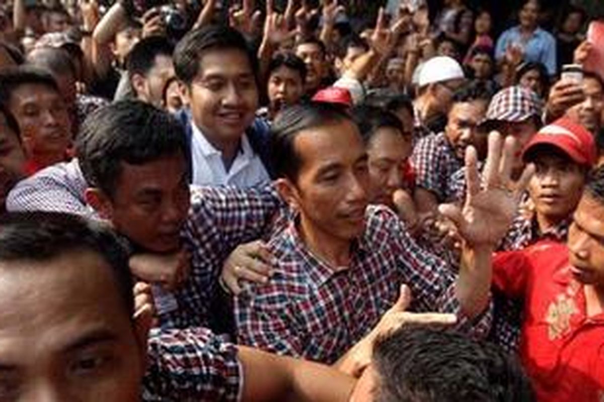 Calon gubernur DKI Jakarta, Joko Widodo disambut simpatisannya di markas kemenangan Jokowi - Ahok, Jalan Borobudur 22, Jakarta, Kamis (20/9/2012). Pilkada DKI Jakarta 2012 putaran kedua diikuti dua pasangan calon gubernur dan wakil gubernur yaitu Joko Widodo - Basuki Tjahaja Purnama dan Fauzi Bowo - Nachrowi Ramli. 