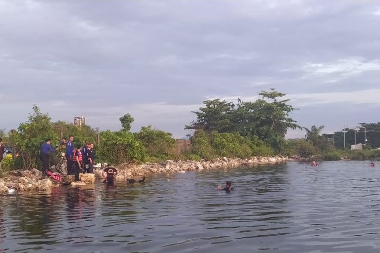 Tim gabungan saat hendak mencari warga yang tenggelam di belakang Mal di Jalan Metro Tanjung Bunga, Kecamatan Tamalate, Makassar, Minggu (26/1/2020).