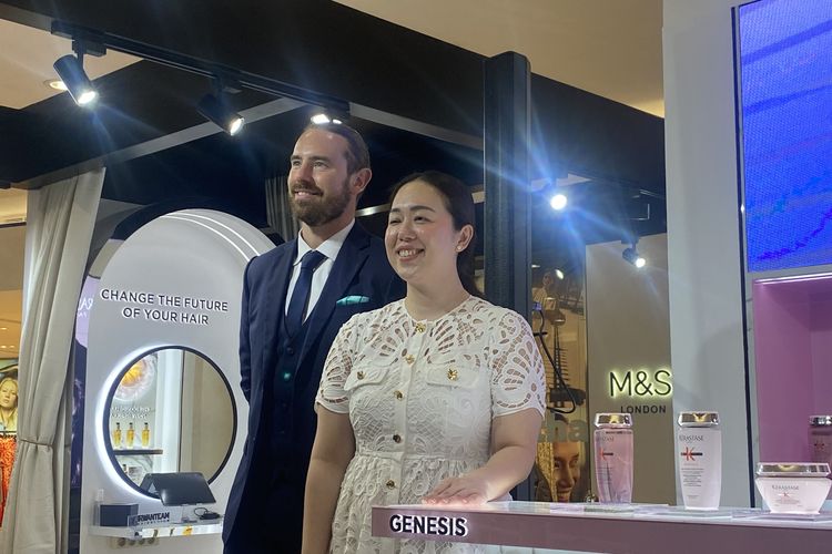 Ivonne Vania dan Freddie Banks dalam acara launching the First Kerastase Kiosk di Senayan City, Jakarta Pusat, Senin (28/4/2025).