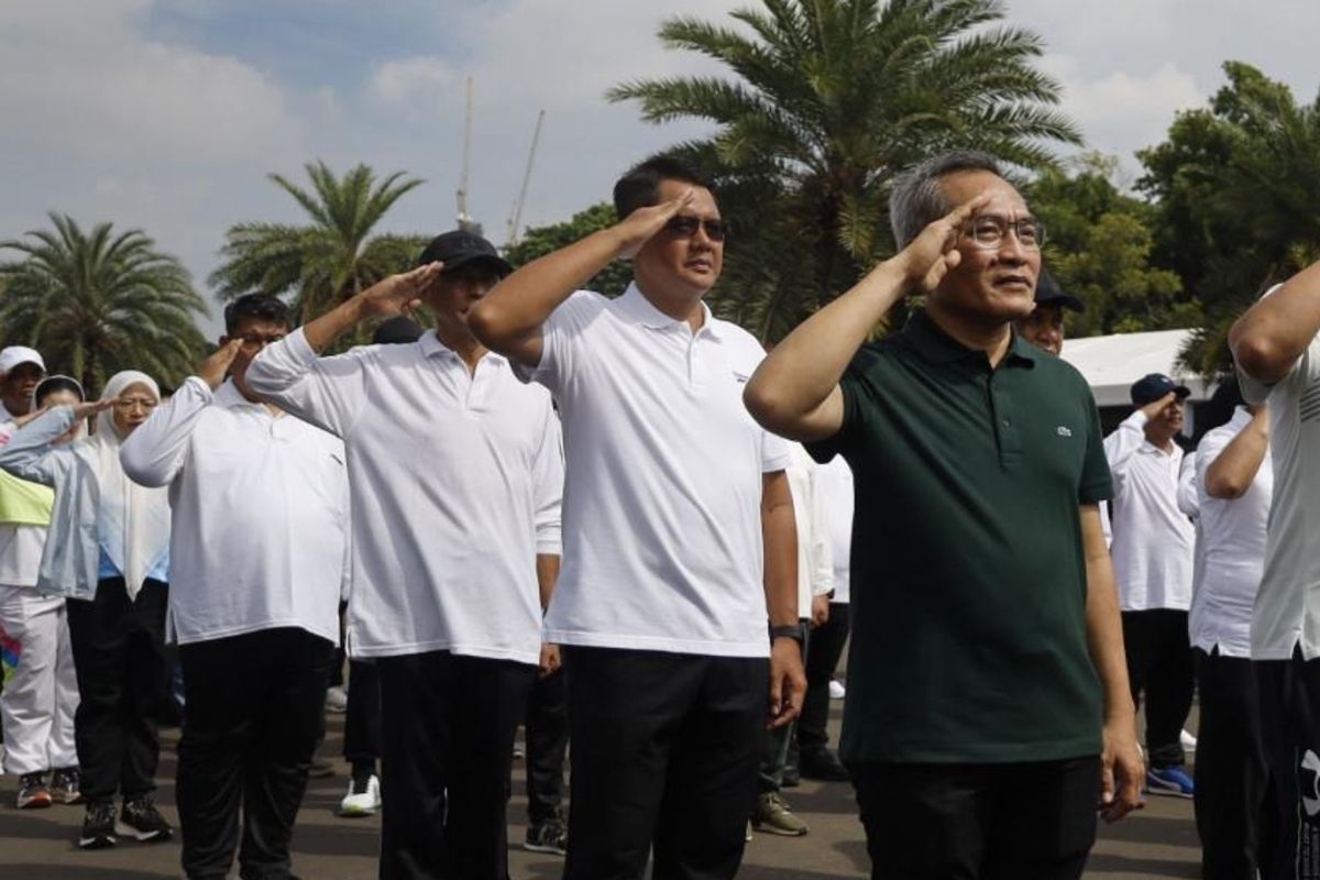 Abdul Halim Muslih (kaos Hijau depan) saat latihan pelantikan di Monas, Jakarta