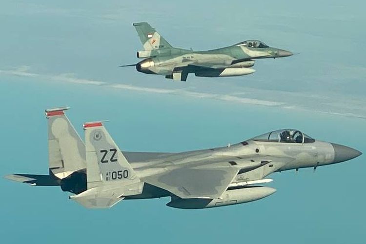 Ilustrasi pesawat tempur. Pesawat tempur F-16 Fighting Falcon TNI Angkatan Udara unjuk kebolehan dengan memperlihatkan peragaan air combat manuver (ACM) atau manuver pertempuran udara bersama jet F-15C United States Pacific Air Force (US PACAF).