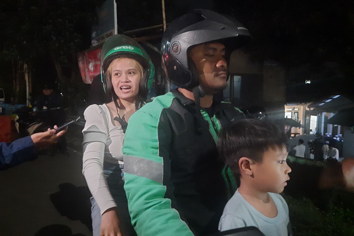 Putri (33), wisatawan asal Tangerang yang meninggalkan suaminya karena harus memilih menggunakan transportasi ojek online ke jalur wisata Puncak Bogor, Jawa Barat, setelah terjebak penutupan one way, Senin (27/1/2025) malam.