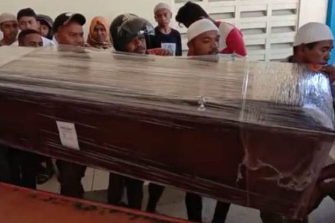 Keluarga dan Puluhan Kerabat Sambut Jenazah Alfin Lestaluhu di Bandara Pattimura