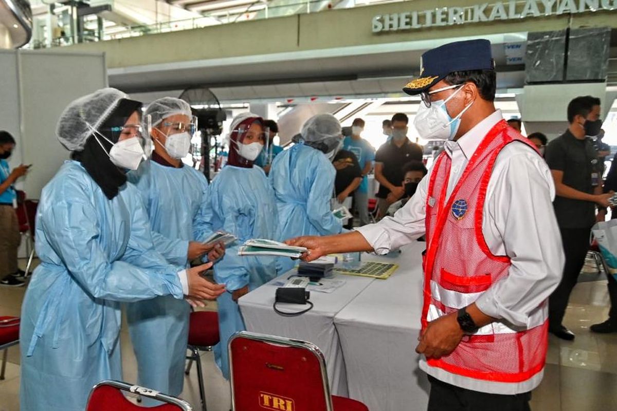 Menhub Budi Karya mengecek kelancaran  layanan vaksinasi di Bandara Soekarno Hatta, Jumat (16/7/2021)