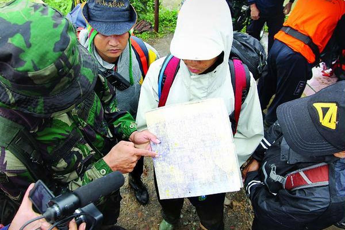 Tim pencari menunjuk koordinat yang diduga menjadi lokasi jatuhnya pesawat Cessna 172-PK NIP milik Nusa Flying International di kawasan Gunung Burangrang di Kecamatan Bojong, Kabupaten Purwakarta, Jawa Barat, Senin (21/11). Sebelumnya, kecelakaan pesawat juga terjadi di sekitar gunung ini  pada 2001 dan 1986.
