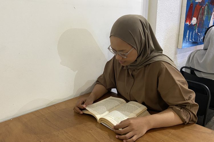 Kisah Pita, Anak Pertama Tulang Punggung Keluarga, Jaga Counter Gaji Rp400.000 hingga Sarjana