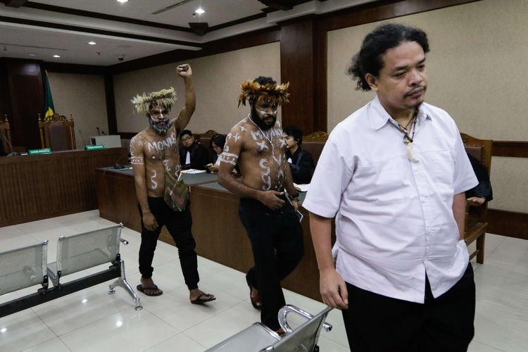 Terdakwa kasus dugaan makar, Ambrosius Mulait, Charles Kossay, dan Surya Anta Ginting menjalani sidang di Pengadilan Negeri Jakarta Pusat, Senin (27/1/2020). Majelis hakim menolak eksepsi keenam terdakwa.