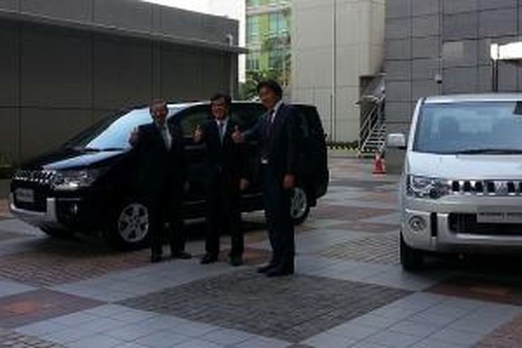 Osamu Masuko CEO MMC (tengah) usai menyampaikan rencana perluasan pabrik Mitsubishi di Tanah Air.