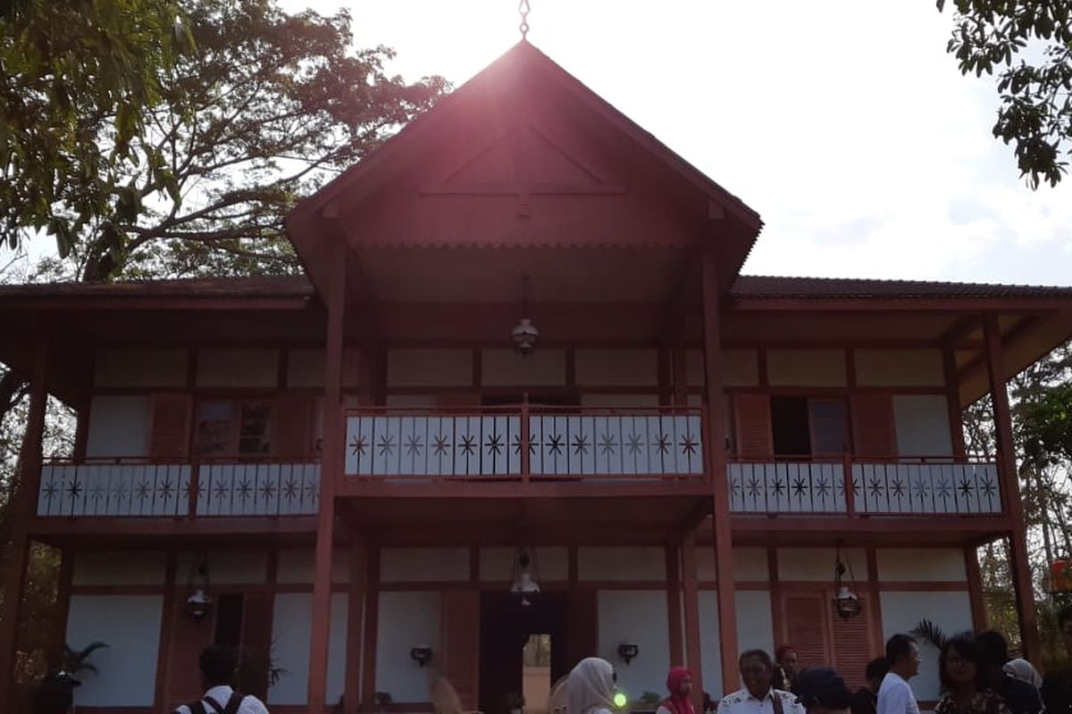 Set pedesaan dan rumah yang digunakan untuk keperluan syuting Bumi Manusia di Desa Gamplong, Yogyakarta. Saat ini, studio tersebut sudah dibuka untuk umum dan dijadikan lokasi wisata. Foto diambil Selasa (13/8/2019).