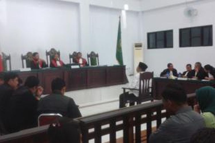 Terdakwa  kasus korupsi dana asuransi anggota DPRD Maluku, Wali Kota Tual non aktif, MM Tamher, saat menjalani sidang dengan agenda pembacaan tuntutan JPU di pengadilan Tipikor Ambon, Rabu (11/3/2015).