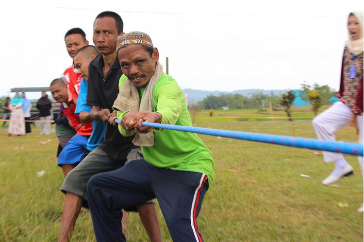 Sumanto (48) saat mengikuti lomba tarik tambang dalam rangka menyambut HUT Ke-73 RI di lapangan Desa Bungkanel, Kecamatan Karanganyar, Purbalingga, Jawa Tengah, Minggu (12/8/2018). Nama Sumanto dikenal luas lantaran kasus kanibalisme yang dilakukannya saat mencuri dan menyantap mayat Mbah Rinah pada tahun 2003 silam.