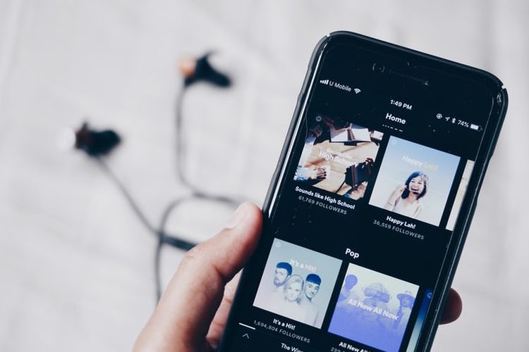 Ilustrasi membuat playlist Spotify buat teman perjalanan mudik Lebaran 2023.