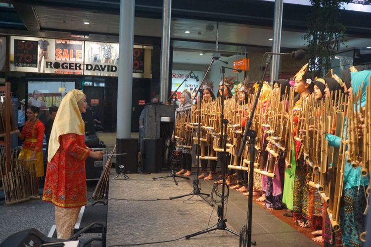 Grup musik angklung asal Bandung, Muhibah Angklung saat tampil di Queen Street, Brisbane, Australia, Kamis (25/1/2018).