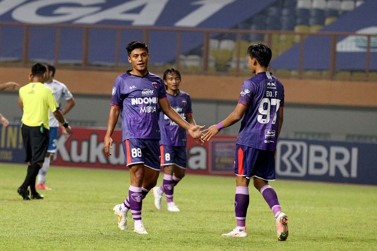 Pemain Persita Tangerang Irsyad Maulana pada pertandingan pekan 2 Liga 1 2021-2022 mencetak satu gol ke gawang Persib Bandung yang berakhir dengan skor 1-2 di Stadion Wibawa Mukti Bekasi, Sabtu (11/9/2021) malam.