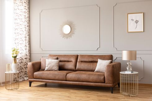 6 Ide Sofa Cokelat untuk Ruang Tamu, Bikin Ruangan Cantik dan Menarik