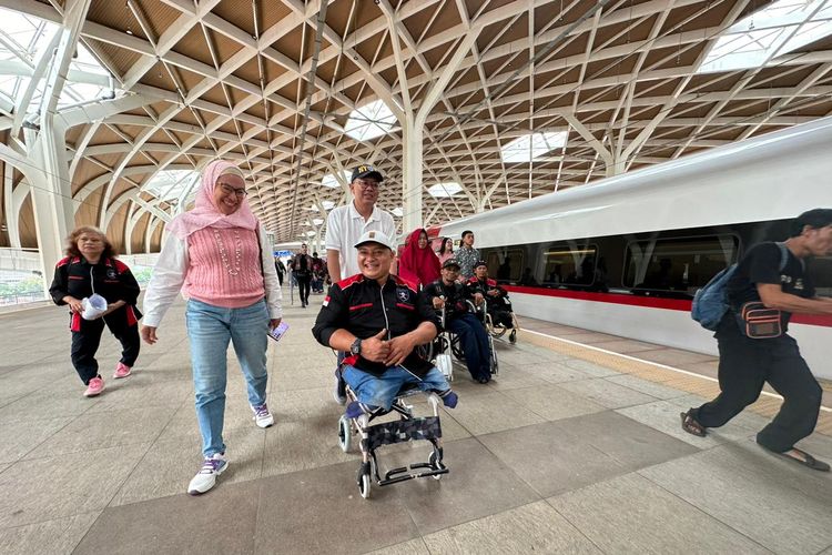 Dalam rangka memperingati Hari Disabilitas Internasional pada 3 Desember, 
KCIC berkolaborasi dengan Pemerintah Provinsi Jawa Barat memfasilitasi para penyandang disabilitas yang tergabung dalam Motor Disable Federation (Modif) Indonesia untuk mencoba kereta cepat Whoosh, Minggu (3/12/2023). 