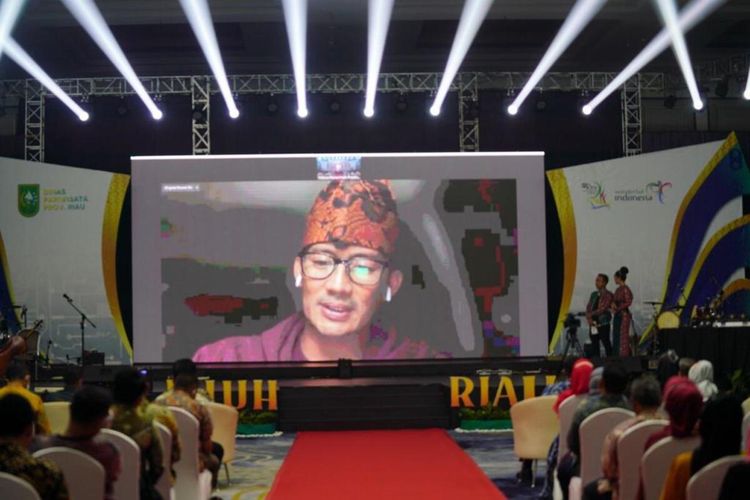 Menparekraf Sandiaga Uno saat menanggapi Gubernur Riau, Syamsuar yang meminta dibukanya pintu masuk Pekanbaru-Malaysia pada acara Launching Calendar of Events Pariwisata Riau 22 di Kota Pekanbaru, Selasa (22/3/2022) malam.