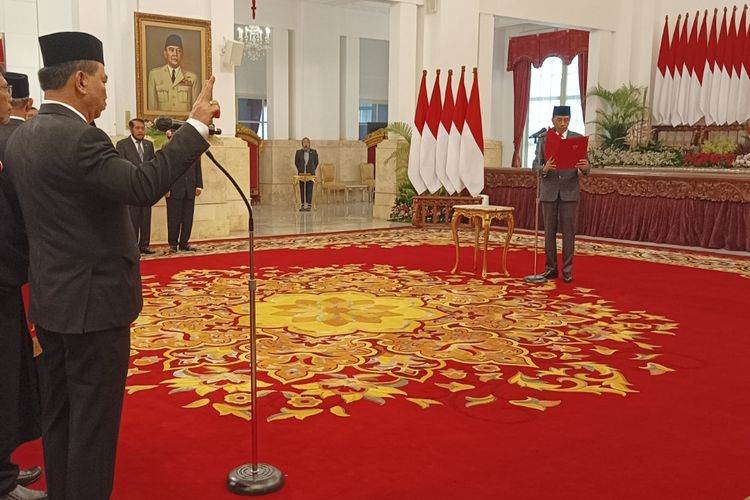Presiden Joko Widodo saat melantik Budi Arie Setiadi sebagai Menteri Komunikasi dan Informatika di Istana Negara, Jakarta, Senin (17/7/2023).