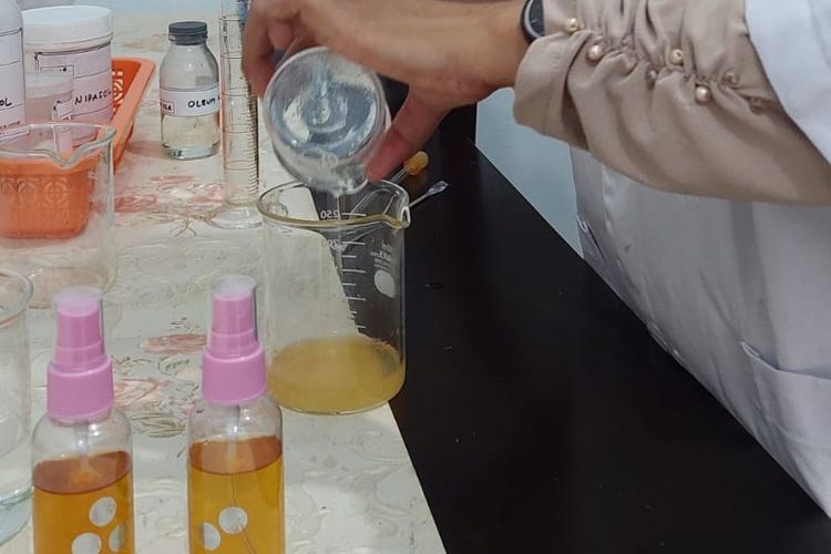 Spray anti nyamuk hasil inovasi dosen Farmasi Universitas Jambi (Unja).
