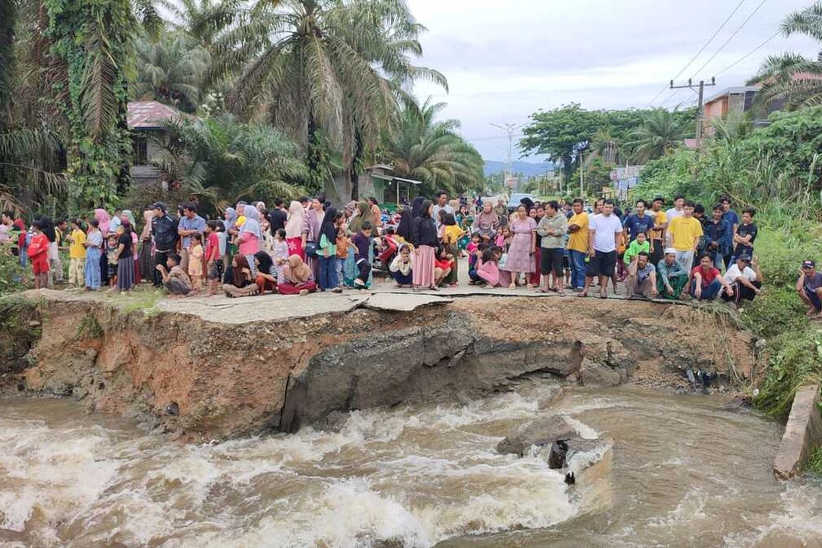 Jalan penghubung desa yang ambles di Kecamatan Bangun Purba, Kabupaten Rokan Hulu, Riau, Selasa (21/3/2023).
