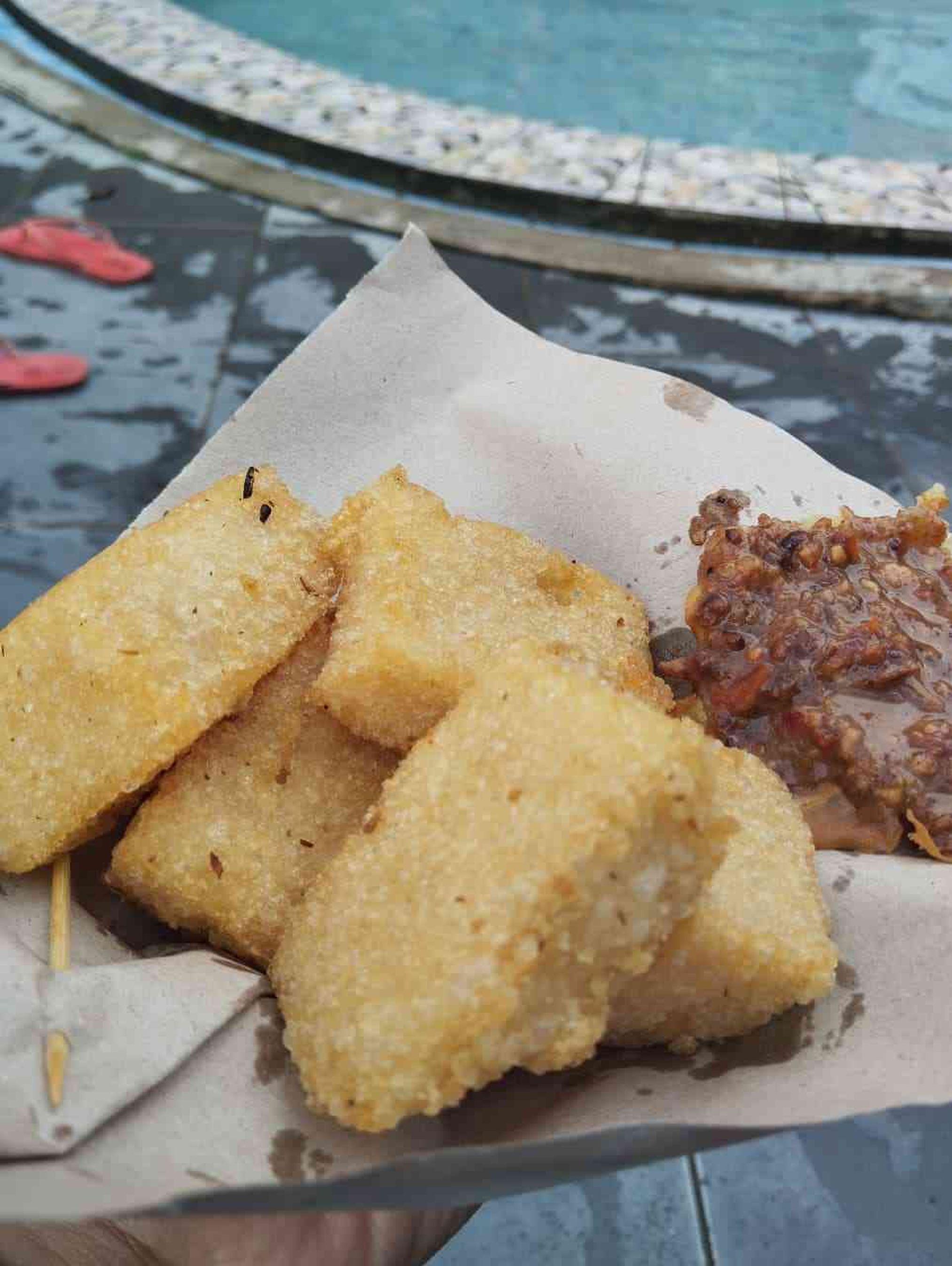 Jajanan Puli Goreng di Area Kolam (Sumber: Dokumentasi Pribadi Penulis)