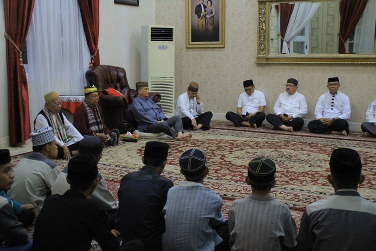 Pemerintah, masyarakat, tokoh adat, tokoh agama dan anak yatim mengikuti tahlil atas mangkatnya BJ Habibie di rumah jabatan gubernur Gorontalo.