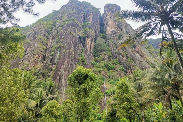 Tebing gunung sepikul yang berada di kabupaten Trenggalek Jawa Timur, tempat pembentangan Bendera Merah Putih di ketinggian tebing, Selasa (16/08/2022)