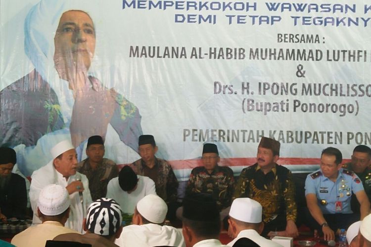 Rais Am Jamiyah Ahlu Tariqah Al Mutabarah an Nahdiyah, Maulana Habib Muhammad Luthfi bin Yahya atau Habib Luthfi menjadi narasumber di acara Dialog Kebangsaan di Pendapa Pemkab Ponorogo, Kamis (12/10/2017). 