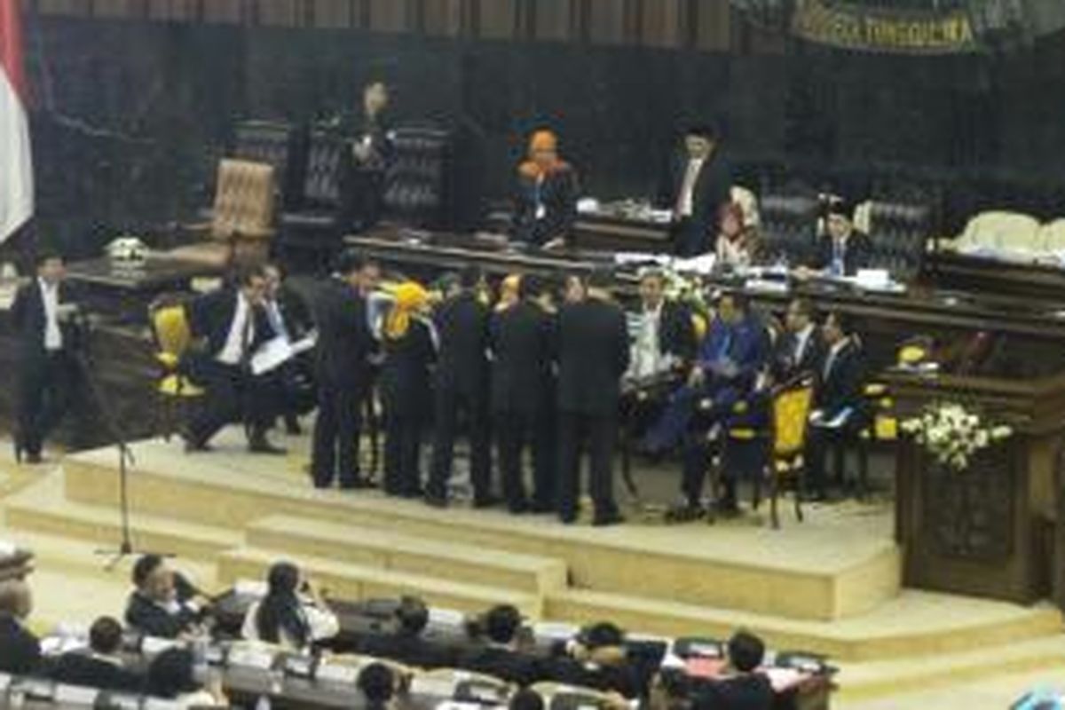 Suasana voting pemilihan pimpinan MPR, di Gedung Parlemen, Jakarta, Rabu (8/10/2014) dini hari.