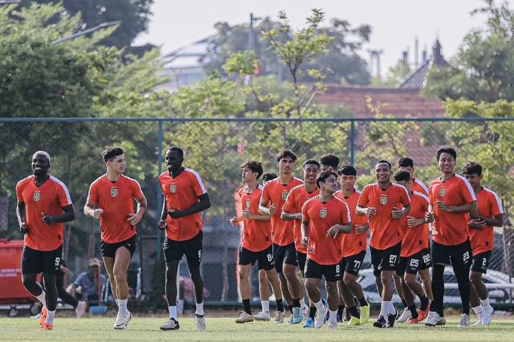 Jelang Liga 1 2024-2025 pemain Persebaya Surabaya mulai menjalani latihan perdana bersama di Lapangan Thor Surabaya, Sabtu (15/6/2024) pagi.