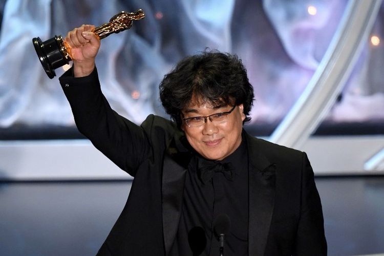 Sutradara Bong Joon-ho menggenggam Oscar setelah film Parasite menang dengan kategori International Feature Film Oscar. Academy Awards 2020 digelar di Dolby Theater di Hollywood, California, Minggu (9/2/2020).