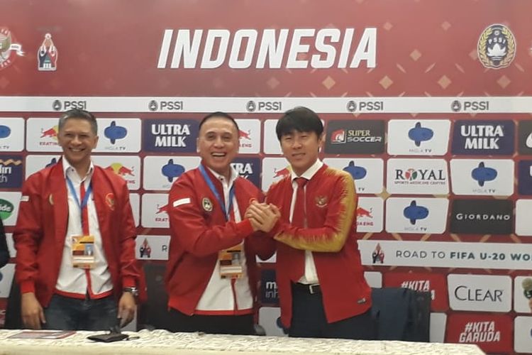 Shin Tae-yong (kanan) saat diperkenalkan menjadi pelatih baru timnas Indonesia bersama Ketua Umum PSSI, Mochammad Iriawan (tengah) di Stadion Pakansari, Sabtu 28 Desember 2019.