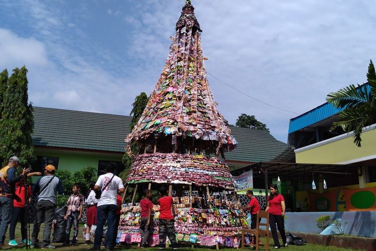 Siswa SD Karitas Purwokerto, Jawa Tengah, membuat pohon natal berbahan limbah plastik, Selasa (17/12/2019).