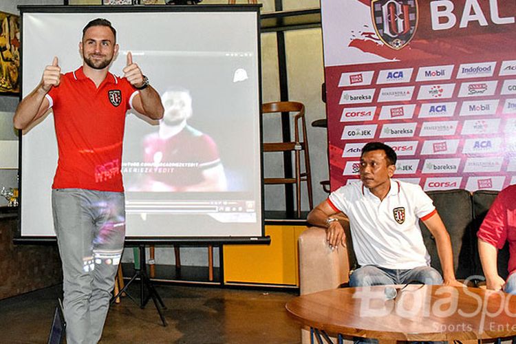 Striker anyar Bali United, Ilija Spasojevic, saat diperkenalkan dalam acara jumpa pers di Denpasar, Bali, Kamis (14/12/2017).