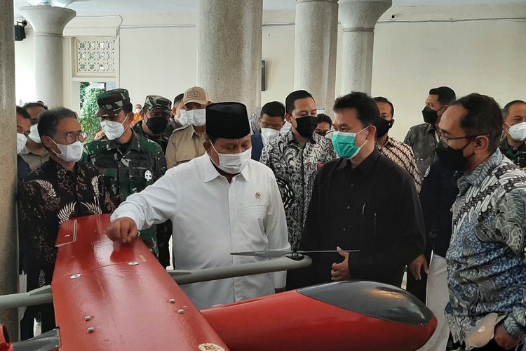 Menteri Pertahanan (Menhan) Prabowo Subianto saat melihat karya mahasiswa Universitas Gadjah Mada (UGM).