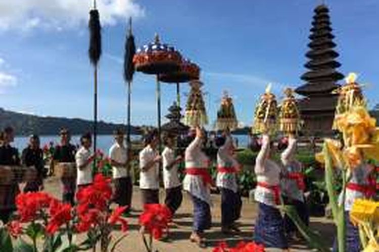 Parade budaya yang berlangsung saat pembukaan Ulun Danu Beratan Culture & Art Festival di Tabanan, Bali. Festival ini berlangsung hingga 14 Agustus 2016 mendatang.