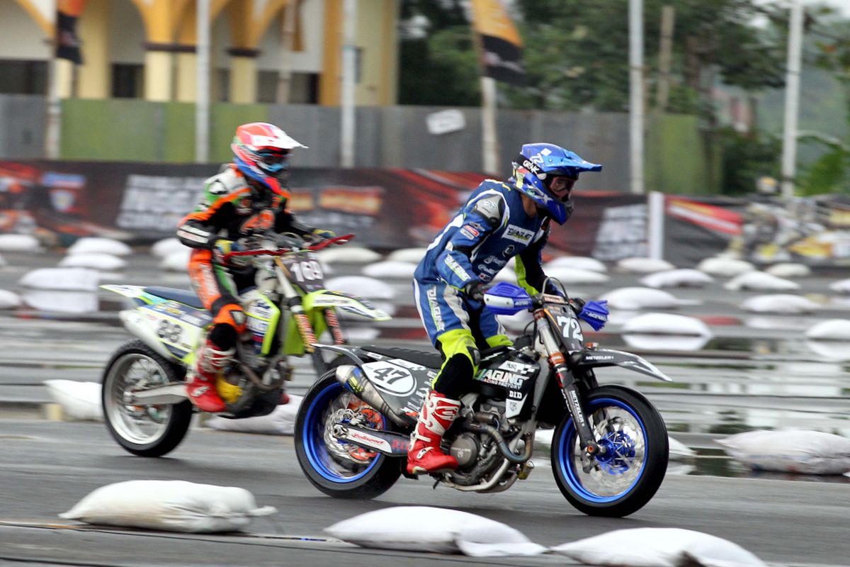 Para rider latihan pemanasan untuk tampil di seri terakhir supermoto Trial Game Asphalt 2018 di Stadion Kanjuruhan, Kabupaten Malang, Jumat (14/12/2018).