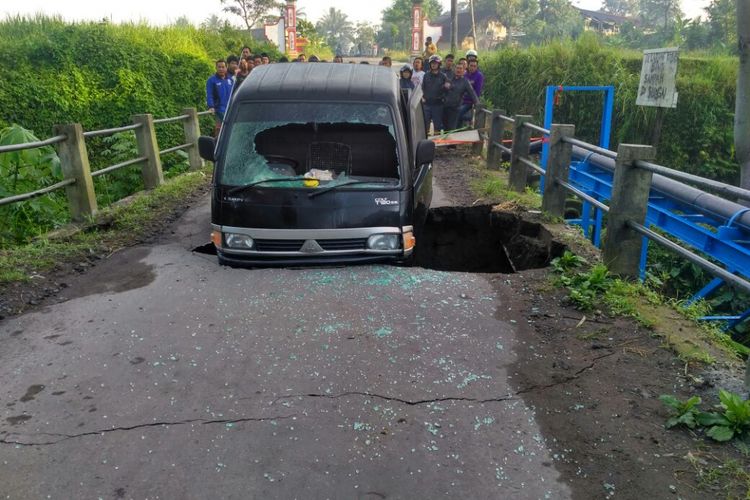 Mobil terperosok karena tiba-tiba jembatan Desa Gondosuli, Kecamatan Muntilan, Kabupaten Magelang, ambrol, Rabu (24/1/2018) pukul 04.00 WIB. Akibat kejadian ini, dua penumpang mobil mengalami luka-luka.