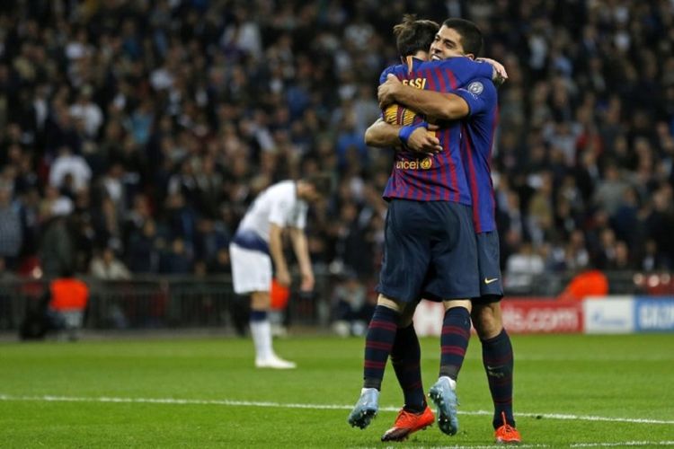 Lionel Messi dan Luis Suarez merayakan gol Barcelona ke gawang Tottenham Hotspur pada pertandingan Liga Champions di Stadion Wembley, 3 Oktober 2018. 