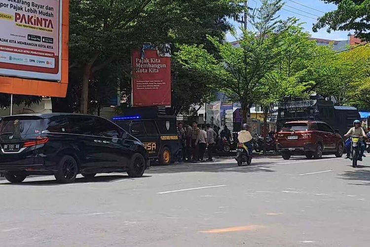 Sejumlah kendaraan taktis milik polisi yang masih melakukan penjagaan di sekitar Jalan Lanto Dg Pasewang, Kota Makassar, Sulsel, pasca unjuk rasa ricuh, Senin (2/12/2024).