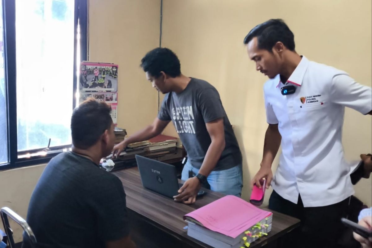 Kasat Reskrim Polres Kuningan AKP Nova Bhayangkara berbaju putih bersama penyidik memeriksa pria berinisial A yang mengaku menjadi korban pembegalan di Mapolres Kuningan pada Rabu (2/7/2025) siang