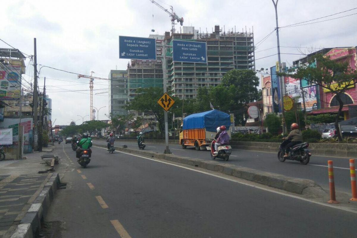 Rambu-rambu peruntukan jalur cepat dan jalur lambat di Jalan Margonda Depok, Jawa Barat. Foto diambil Jumat (2/2/2018).
