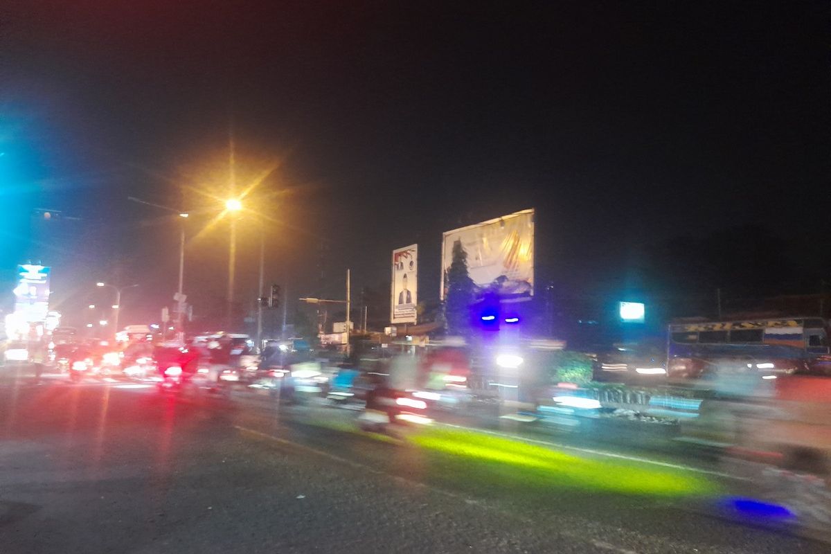 Pemudik motor ramai melintasi jalur Pantura Karawang - Subang, Jawa Barat pada Selasa (18/4/1023) malam.