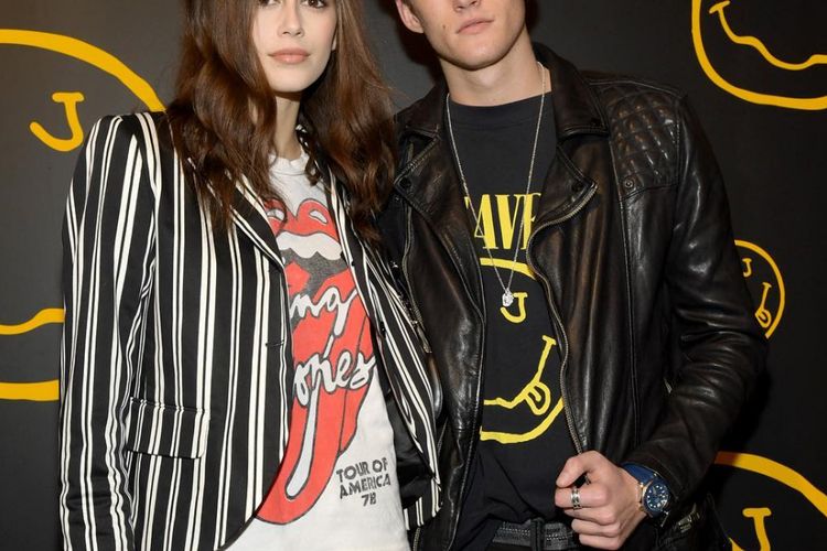 Model Kaia dan Presley Gerber ketika menghadiri peluncuran koleksi Redux Grunge Marc Jacobs di New York. 