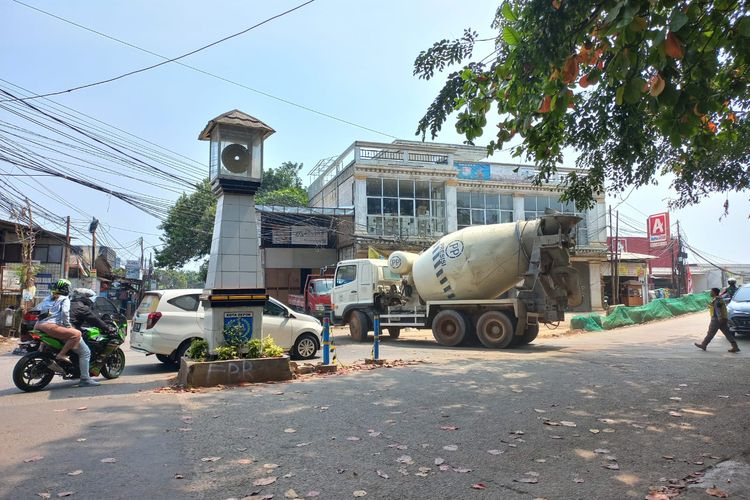 Tugu Gong Si Bolong yang terletak di perempatan Jalan Tanah Baru, Beji, Depok pada Selasa (26/7/2022). Tugu tersebut rencananya bakal dipindahkan tak jauh dari posisi sebelumnya.