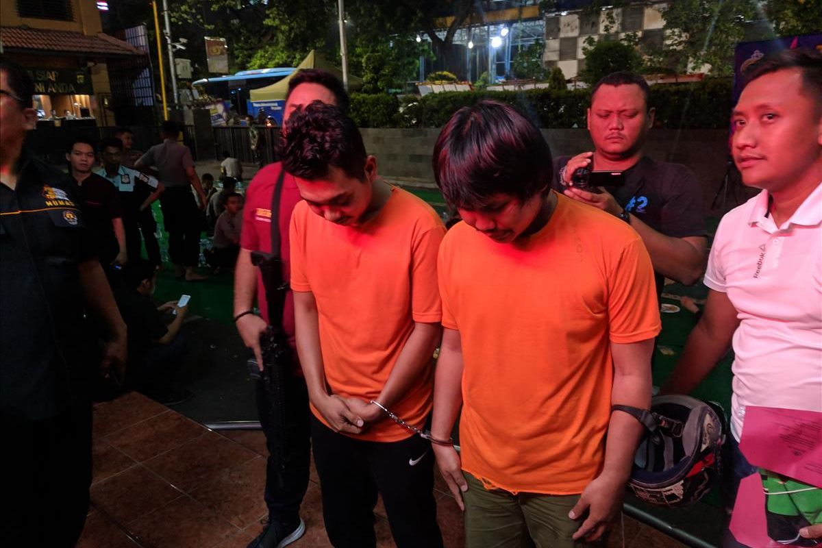 dua orang yang diamankan polisi karena serukan ajakan lempar kotoran ke panser pada kerusuhan 22 Mei 2019