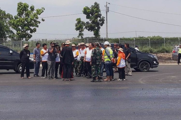 Gubernur Jawa Tengah, Ganjar Pranowo saat berkunjung ke Bandara Ngloram, Blora, Jateng, Kamis (12/12/2019)