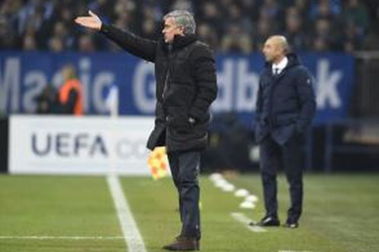 Pelatih Chelsea Jose Mourinho (kiri) dan pelatih Schalke Roberto Di Matteo, menyaksikan pertandingan antara anak-anak didik mereka, pada pertandingan kelima fase grup Liga Champions, di Gelsenkirchen, Selasa (25/11/2014). Laga berakhir 5-0 untuk Chelsea.