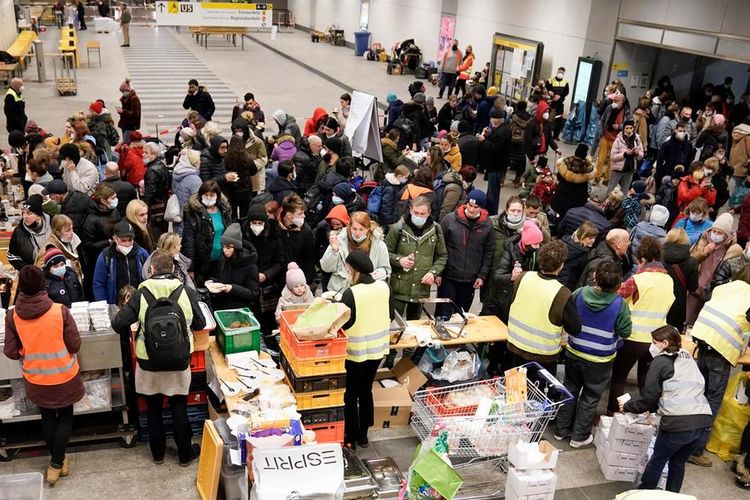 Suasana di stasiun kereta api utama di Berlin, Jerman, ketika pengungsi dari Ukraina berdatangan, Maret 2022.